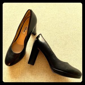 Clarks black leather pump